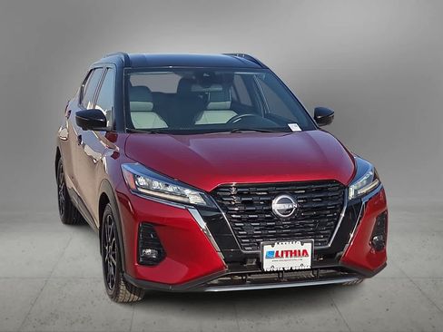 Used 2023 Nissan Kicks SR w/ SR Premium Package FWD image 3