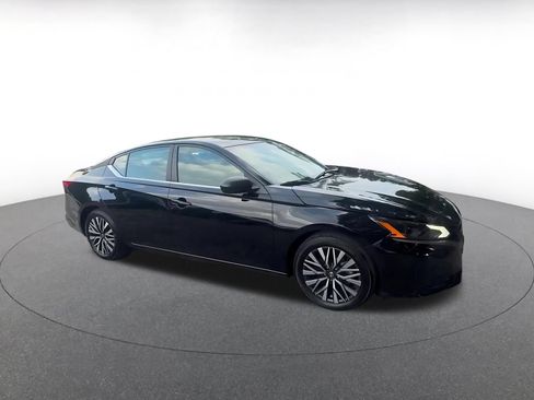 Used 2026 Nissan Altima 2.5 SV FWD image 2
