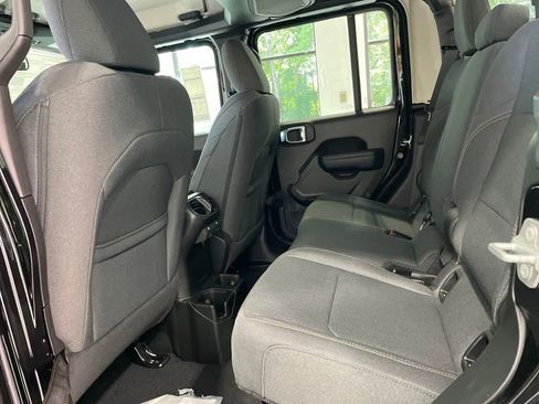 Used 2024 Jeep Gladiator Sport image 17