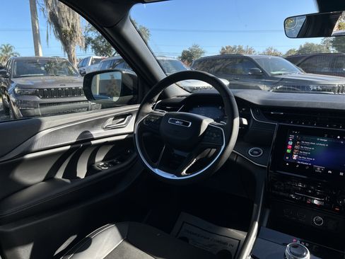New 2025 Jeep Grand Cherokee Altitude image 40