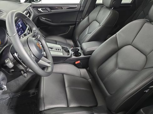 Certified 2026 Porsche Macan AWD/4WD image 5