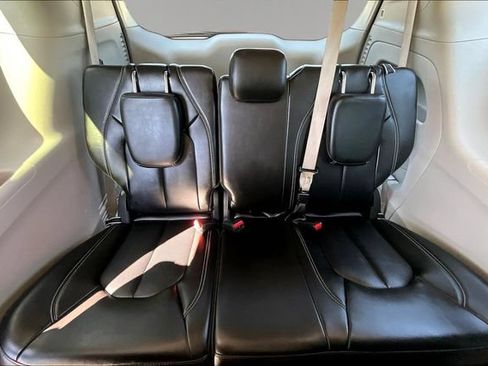 Used 2024 Chrysler Pacifica Touring-L FWD image 28