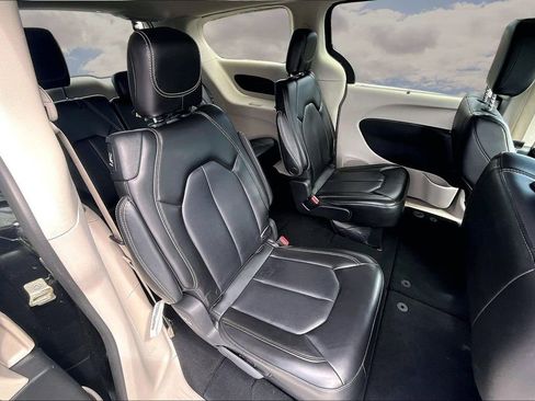 Used 2023 Chrysler Pacifica Touring-L image 24