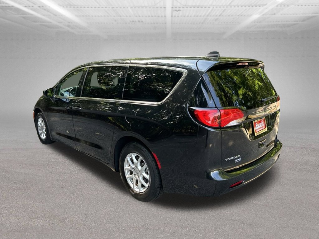 Used 2022 Chrysler Voyager LX FWD image 3