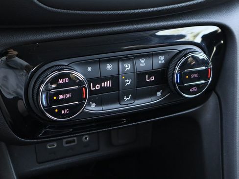 Used 2023 Buick Encore GX Select w/ Sport Touring Package FWD image 17