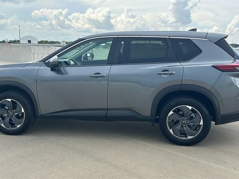 Used 2025 Nissan Rogue SV FWD image 9