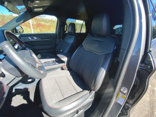 Used 2025 Ford Explorer ST-Line w/ ST-Line Street Pack AWD/4WD image 19