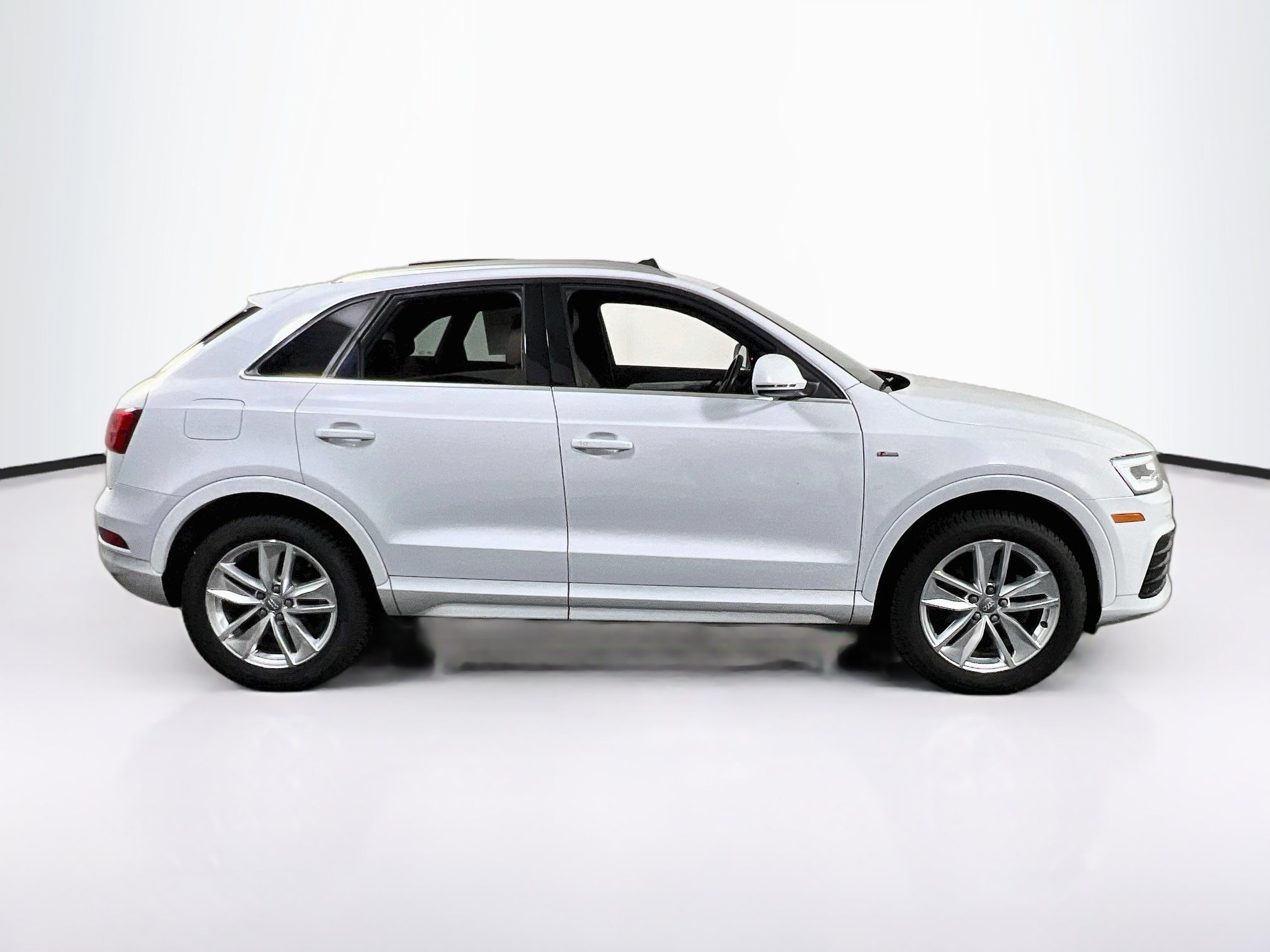 Used 2018 Audi Q3 2.0T Premium Plus w/ Premium Plus Package AWD/4WD image 4