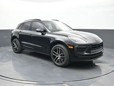 Certified 2025 Porsche Macan AWD/4WD image 25