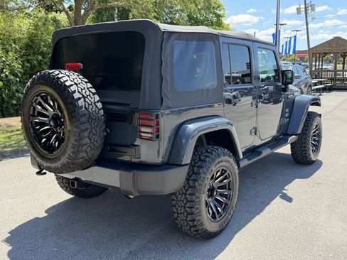 Used 2018 Jeep Wrangler Unlimited Sahara w/ Connectivity Group AWD/4WD image 29