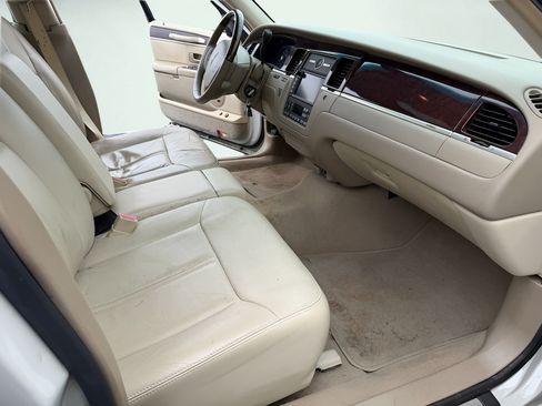 Used 2007 Lincoln Town Car Signature Limited RWD image 22