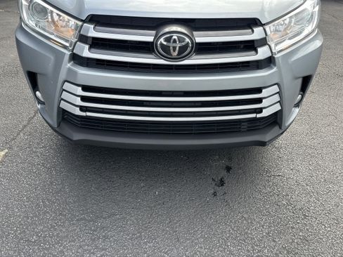 Used 2019 Toyota Highlander LE AWD/4WD image 22