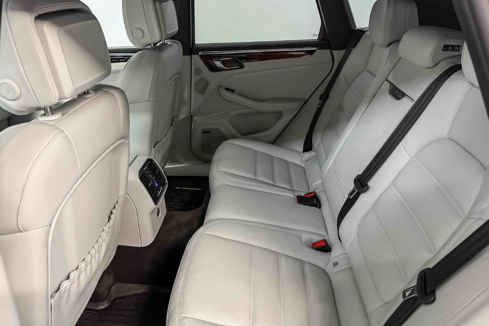 Certified 2026 Porsche Macan AWD/4WD image 24
