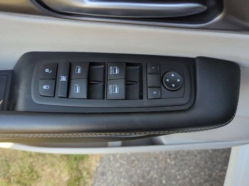 Used 2024 Chrysler Pacifica Limited image 14