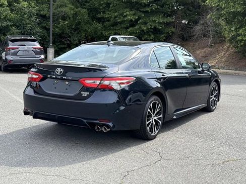 Used 2019 Toyota Camry SE w/ Carpet Mat Package FWD image 2