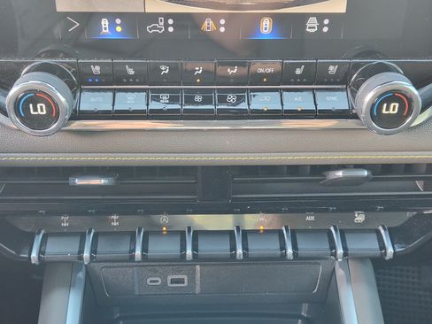 Used 2026 Chevrolet Colorado ZR2 w/ Technology Package AWD/4WD image 19