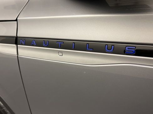 Used 2025 Lincoln Nautilus Premier image 39