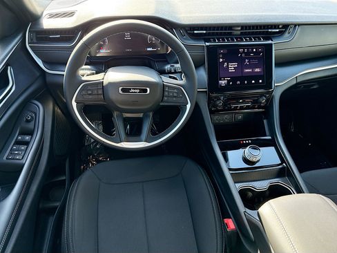 Used 2025 Jeep Grand Cherokee Laredo X RWD image 16