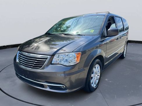 Used 2015 Chrysler Town & Country Touring image 1