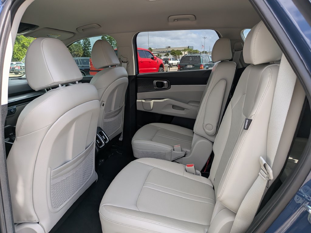 Certified 2025 Kia Sorento EX FWD image 18