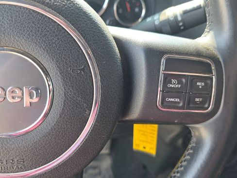 Used 2015 Jeep Wrangler Unlimited Rubicon w/ Connectivity Group AWD/4WD image 15