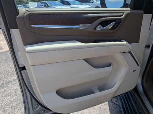 Used 2023 GMC Yukon XL Denali w/ Denali Reserve Package AWD/4WD image 9