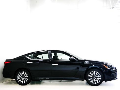 Used 2024 Nissan Altima 2.5 SV FWD image 4