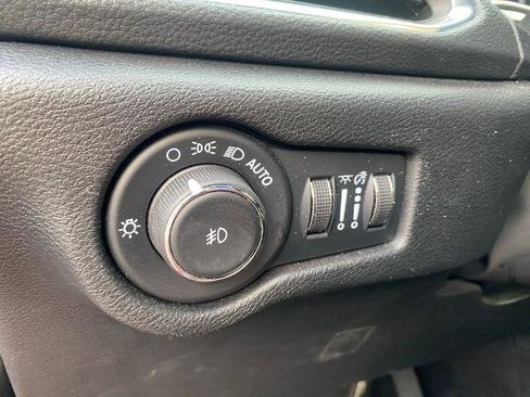 Used 2025 Chrysler Pacifica Limited image 16