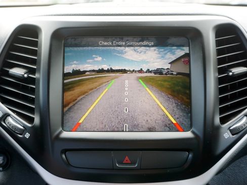 Used 2018 Jeep Cherokee Latitude Plus image 12