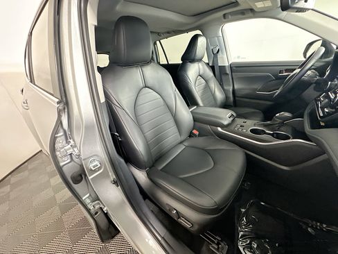 Used 2024 Toyota Highlander XLE image 28