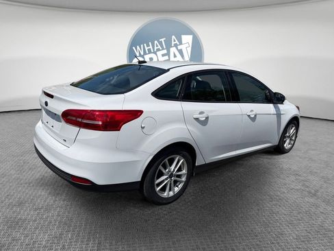 Used 2018 Ford Focus SE w/ Cold Weather Package FWD image 3