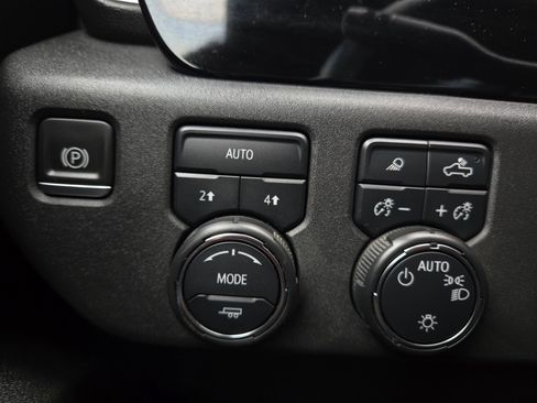 Used 2022 Chevrolet Silverado 1500 LT w/ Safety Package image 27