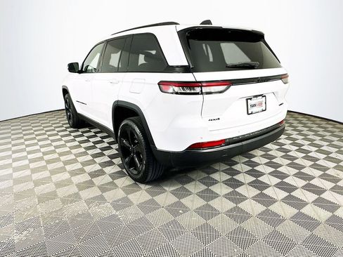 Certified 2025 Jeep Grand Cherokee Limited w/ Black Appearance Package image 8