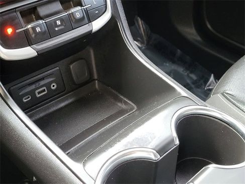 Used 2024 GMC Terrain SLT image 16