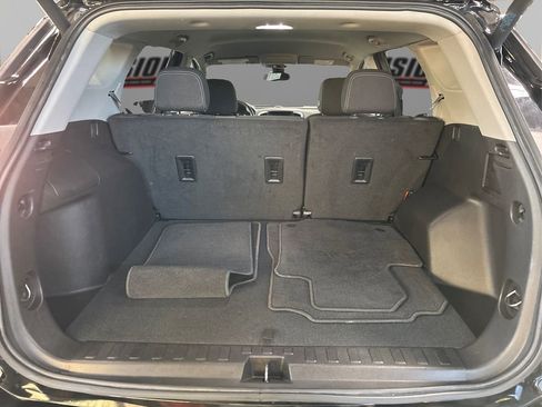 Used 2024 GMC Terrain SLE w/ Driver Convenience Package image 11