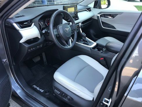 Used 2019 Toyota RAV4 XLE Premium w/ Cold Weather Package FWD image 5