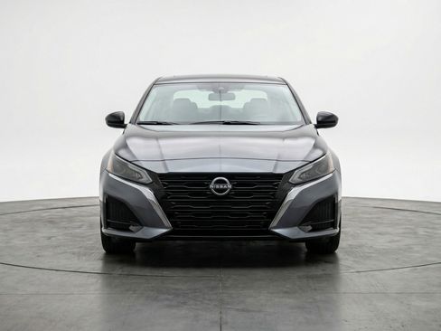 Used 2025 Nissan Altima 2.5 SV FWD image 2