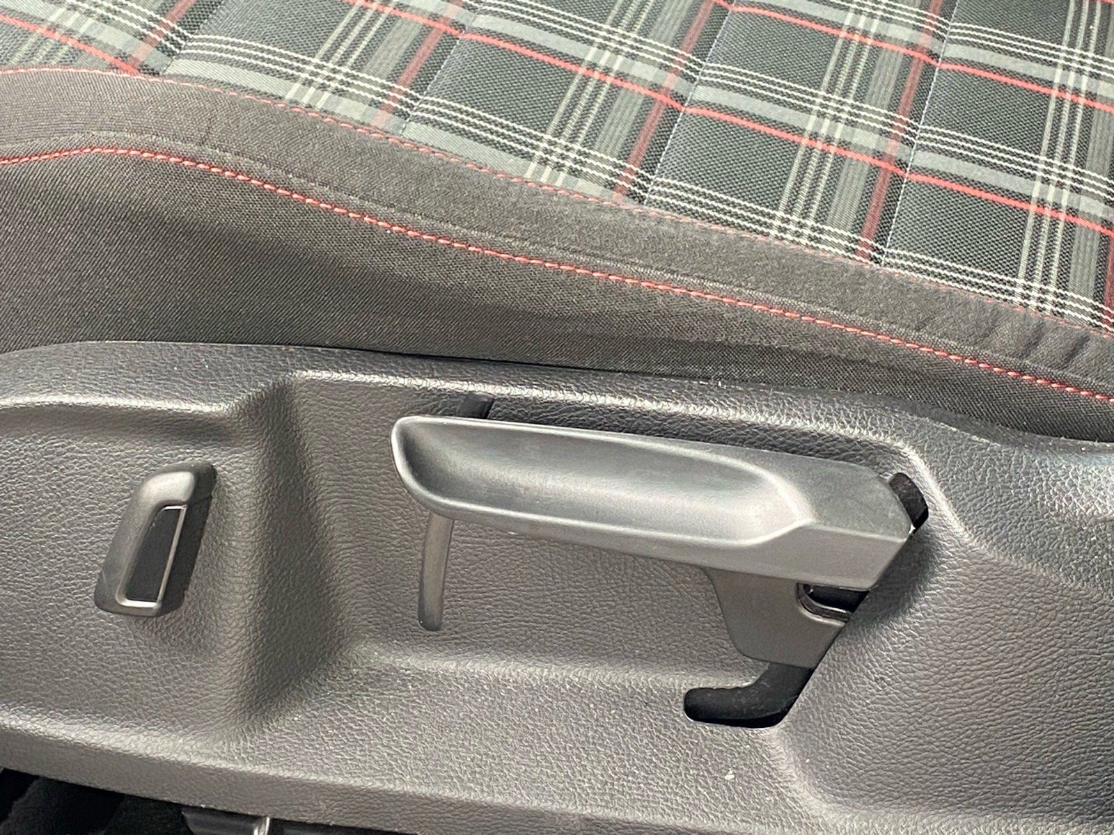 Used 2018 Volkswagen GTI SE FWD image 11