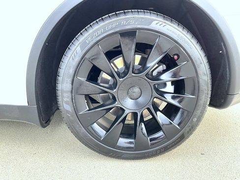 Used 2021 Tesla Model Y Long Range AWD/4WD image 25