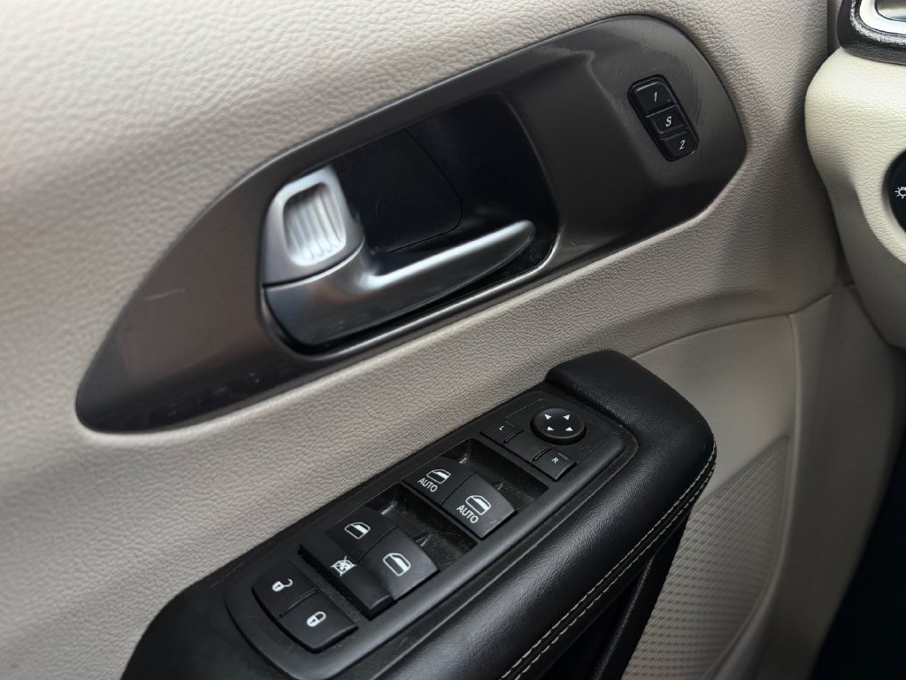 Used 2022 Chrysler Pacifica Touring-L FWD image 24