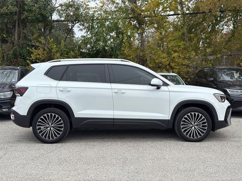 New 2025 Volkswagen Taos SE image 5
