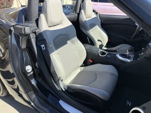 Used 2017 Nissan 370Z Touring image 10
