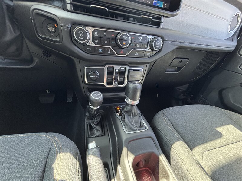 Used 2023 Jeep Wrangler Unlimited Sahara AWD/4WD image 22