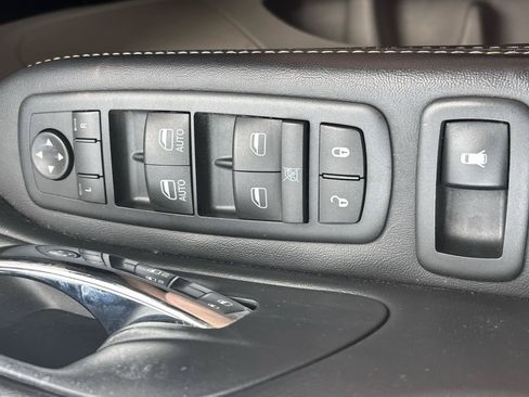 Used 2016 Chrysler Town & Country Touring FWD image 16