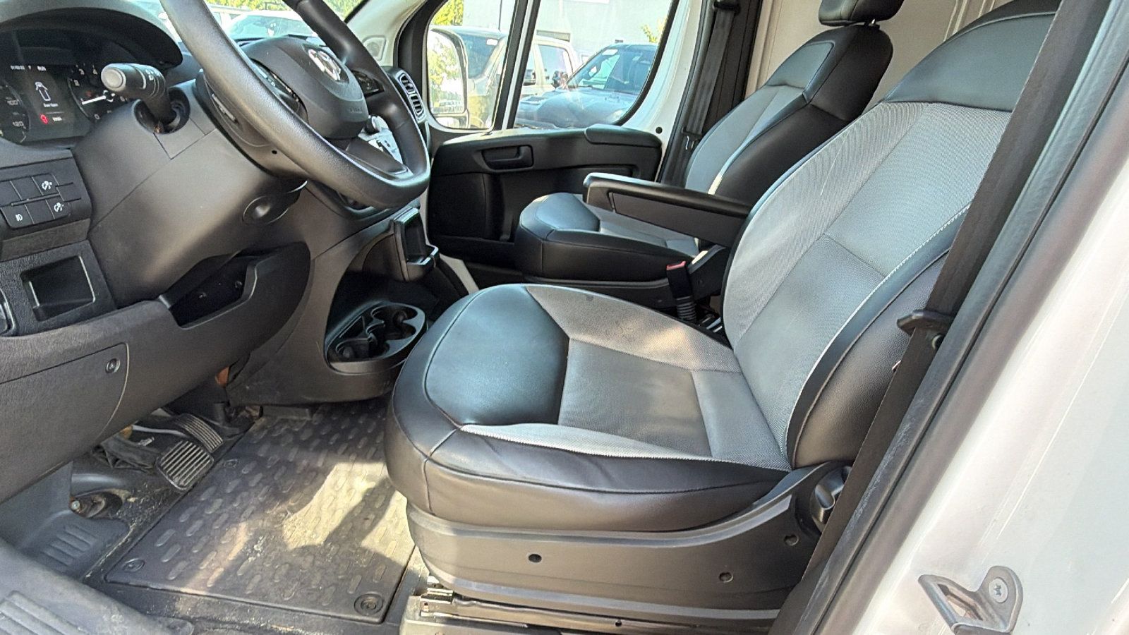 Used 2024 RAM ProMaster 2500 w/ Convenience Group FWD image 17