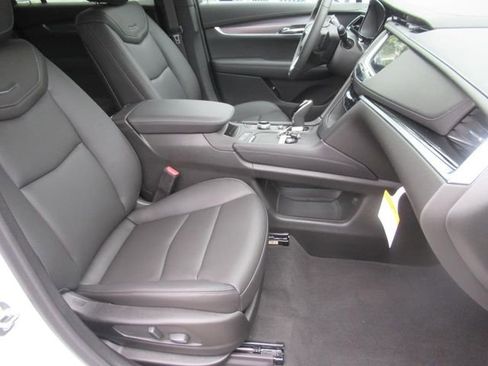 New 2025 Cadillac XT6 Luxury image 9