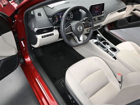 Used 2022 Nissan Altima 2.5 SV w/ SV Premium Package image 6