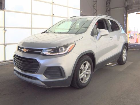 Used 2017 Chevrolet Trax LT w/ LT Convenience Package FWD image 1