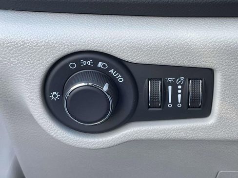 Used 2024 Chrysler Voyager LX image 9