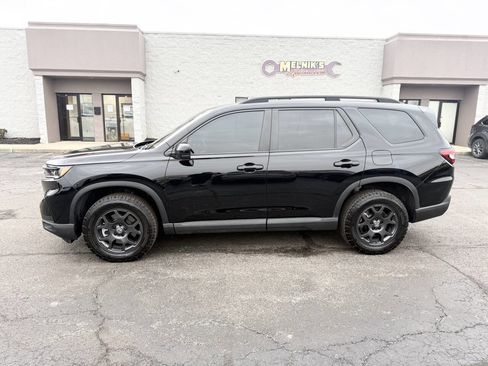Used 2025 Honda Pilot TrailSport image 9
